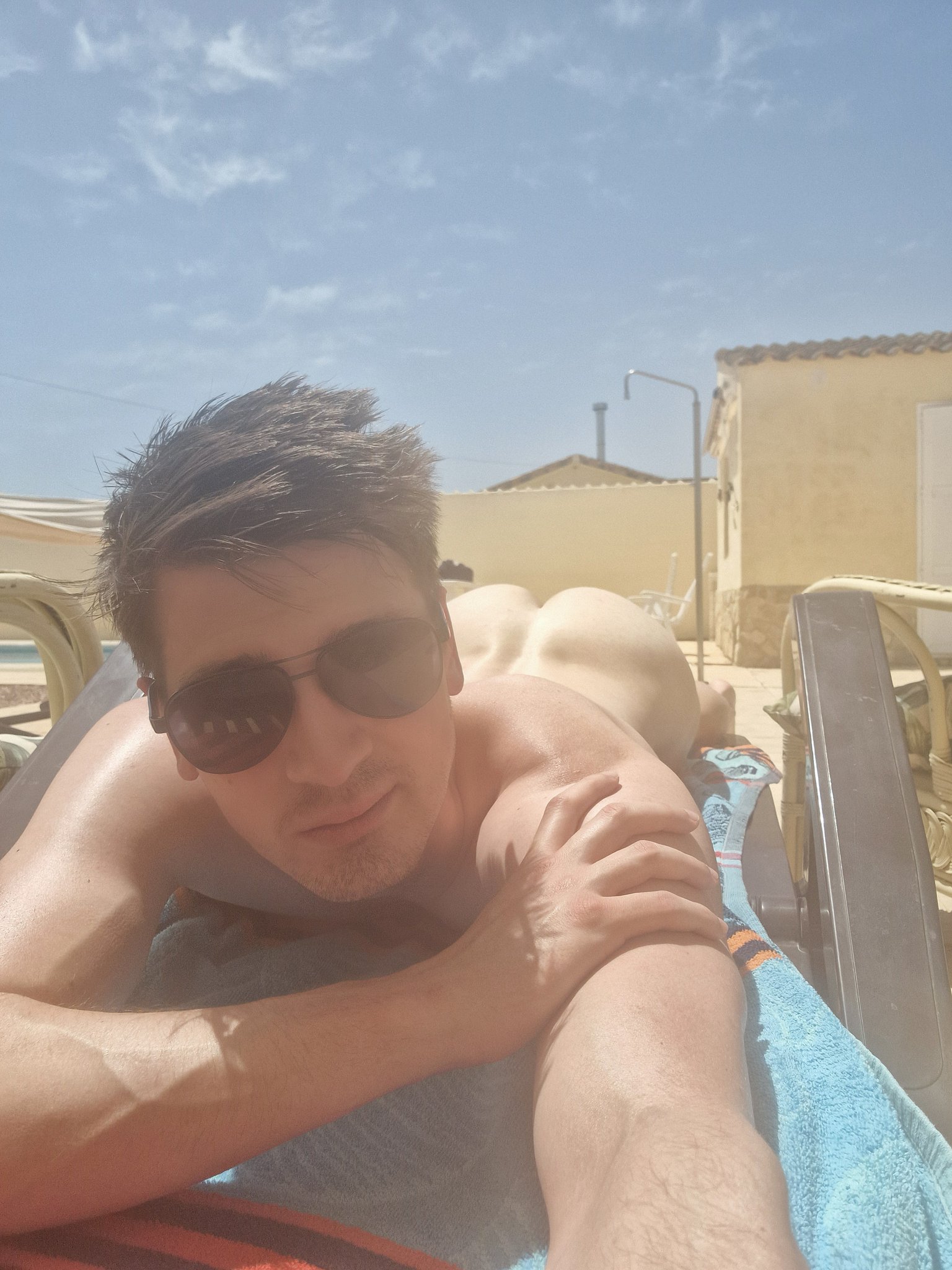 Tu veux jouir sur mon dos ou mettre de la creme solaire ? C'est toi qui décide 🥵 Do you want to put some cum on my back or some solar cream ? https://t.co/JVGCAkjBCR