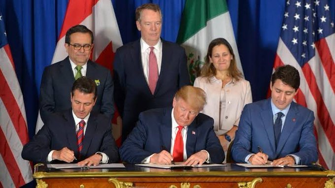 GuacamayanLeaks's tweet photo. 🚨¡GOLPE DURO A MÉXICO! 

Trump anunciará mañana que NO prorrogará el #TMEC. Esto activa la cuenta regresiva de 10 años que puede terminar con la muerte del tratado en 2036. 

Sheinbaum firmó pidiendo 16 años más... y Trump le respondió con un NO rotundo. Otro fracaso de @m_ebrard mientras tanto, México queda expuesto a aranceles, incertidumbre y posible fuga de inversiones. 

Esto es serio. Muy serio. 

#TMEC #Trump #Sheinbaum #MexicoEnRiesgo