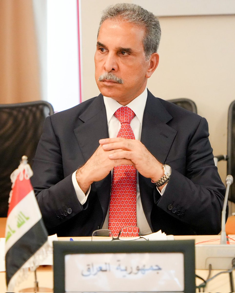 RasanRemzi's tweet photo. 1/4 ⚖️ Irak'taki büyük yolsuzluk operasyonlarının arkasındaki isim: Yüksek Yargı Konseyi Başkanı Faiq Zedan. Ülkede milyarlarca dolarlık yolsuzluk ağlarını çökertmeyi hedefleyen ve son dönemin en kritik hamlelerini yöneten figür olarak öne çıkıyor.

​2/4 💼 Kritik detay ise perde arkasındaki diplomatik hareketlilik. Faiq Zedan, 1985 doğumlu Ali Zaidi’nin Irak Başbakanı olarak seçilmesinden tam bir ay önce ABD’li yetkililerle çok gizli ve stratejik bir görüşme gerçekleştirdi.

​3/4 📝 Görüşmede ABD'li yetkililer, Irak'ın geleceği için tamamen "yeni bir yüzün" başbakanlık koltuğuna oturması gerektiği konusunda Zedan'a net bir baskı uyguladı. Bununla da kalmayıp, yeni kabinenin uygulayacağı eylem planı için adeta bir "yapılacaklar listesi" sundu.

​4/4 🎯 ABD'nin Zedan'a ilettiği bu eylem planının en üst sıralarında iki hayati öncelik yer alıyor:

​Kara para aklama ve yolsuzlukla topyekun mücadele. Son iki günde Irak'ta yürütülen yolsuzluk operasyonunda 1.2 milyar dolardan fazla paraya el konuldu.

​Ülkedeki milis grupların Eylül 2026'ya kadar tamamen silahsızlandırılması

​Irak siyasetindeki bu yeni dalga, doğrudan bu ajandanın bir yansıması.