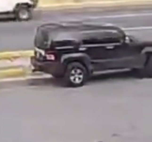 JD7_97's tweet photo. @Paco_Almanzor Presta atencion a las llantas del vehiculo oscuro de frente. Casi da la impresion que se levanta donde unos micro segundos. Eso seria mas de 1g! https://t.co/xGBBedEOGJ