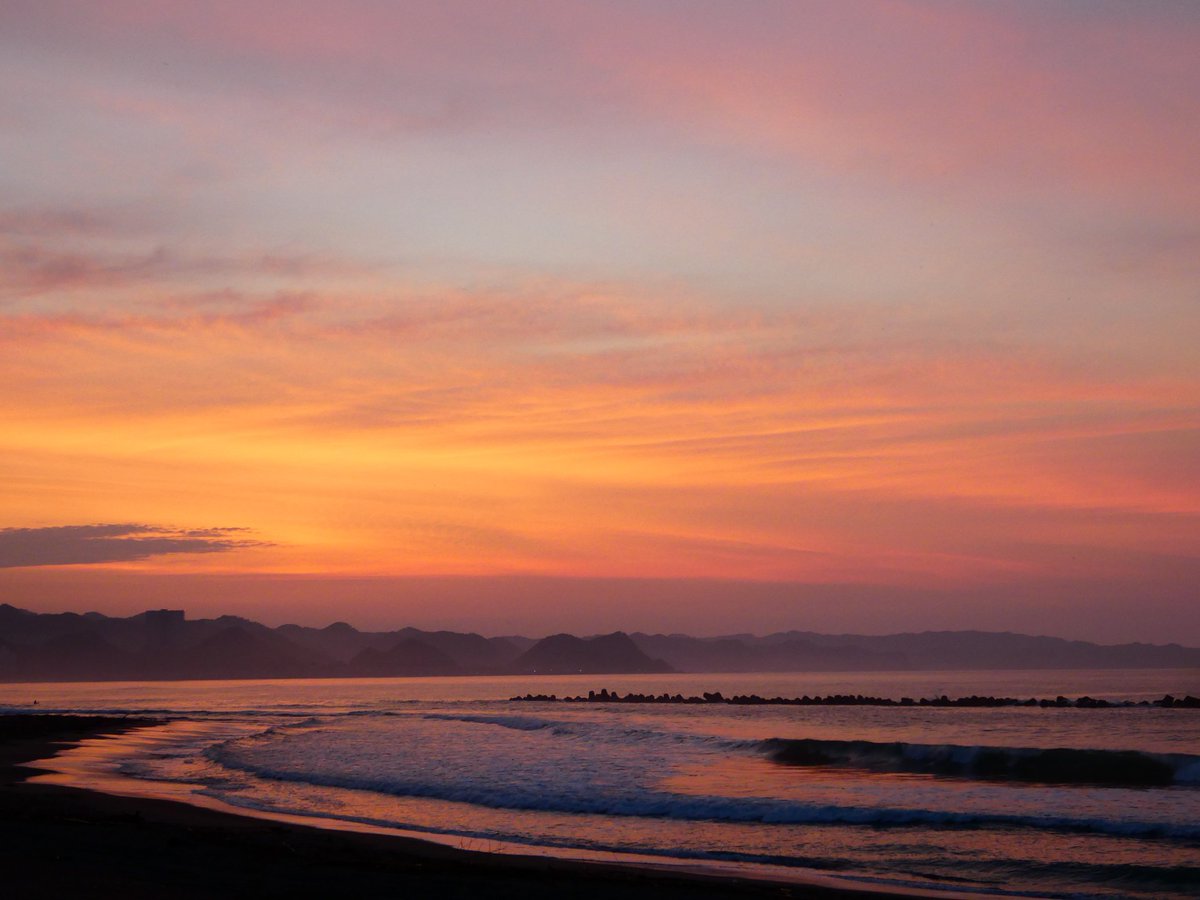 MENi71FtCmuMcFm's tweet photo. #朝の海
#朝の空
#あうぇいく
おはようございます

西の空にオレンジに輝くお月さまが見えました
朝焼けも日の出も久しぶり✨

皆さま今月もよろしくお願いいたします
#イマソラ https://t.co/x7DZIw2QA8