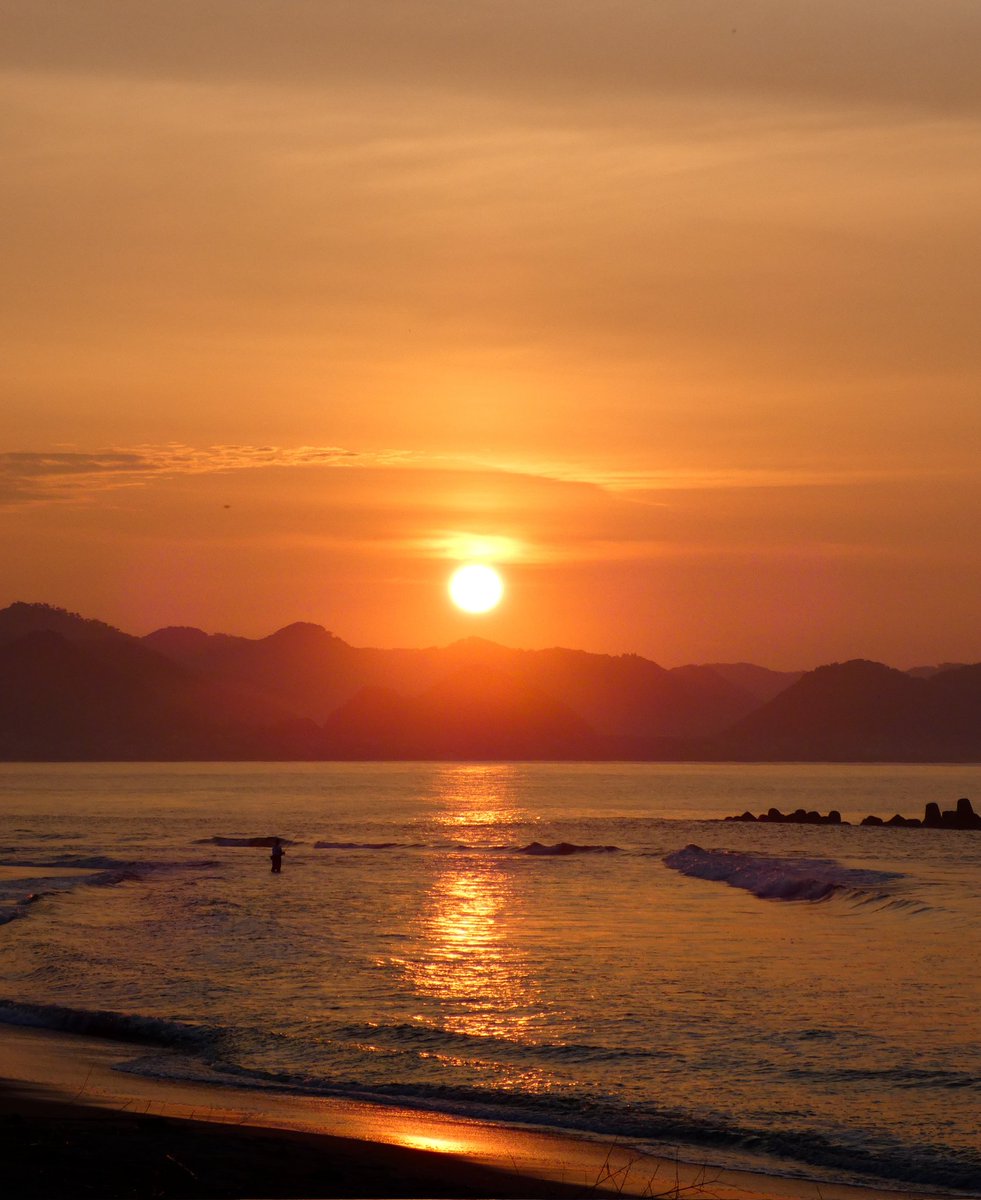 MENi71FtCmuMcFm's tweet photo. #朝の海
#朝の空
#あうぇいく
おはようございます

西の空にオレンジに輝くお月さまが見えました
朝焼けも日の出も久しぶり✨

皆さま今月もよろしくお願いいたします
#イマソラ https://t.co/x7DZIw2QA8