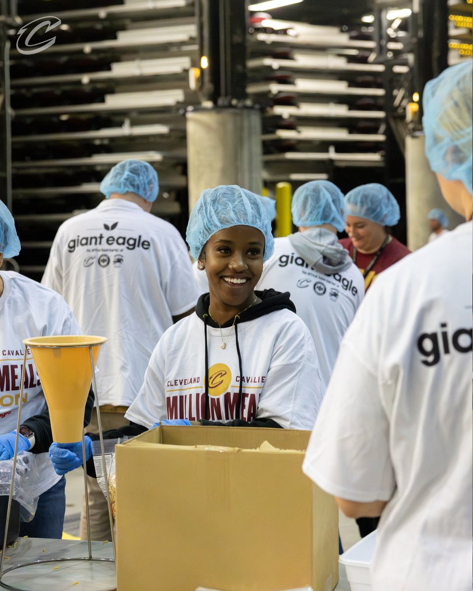 CavsCare's tweet photo. @RockEntGroup Team Members, along with volunteers from @GiantEagle, joined forces to pack over 50,000 self-stable meals purchased through Meals of Hope to be distributed across Northeast Ohio by the @CleFoodBank!
