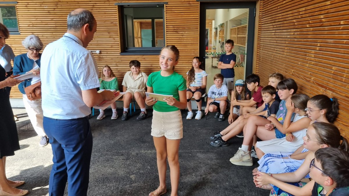 BenmiloudKarim's tweet photo. 📚☀️ À l'école de Loures-Barousse (Hautes-Pyrénées), j'ai eu le plaisir de remettre aux élèves de CM2 un exemplaire des Métamorphoses d'Ovide dans le cadre de l'opération #CetÉtéJeLis.
Un livre pour accompagner les vacances et nourrir le goût de la lecture de toutes et tous ! https://t.co/Vf0GIQCYaN