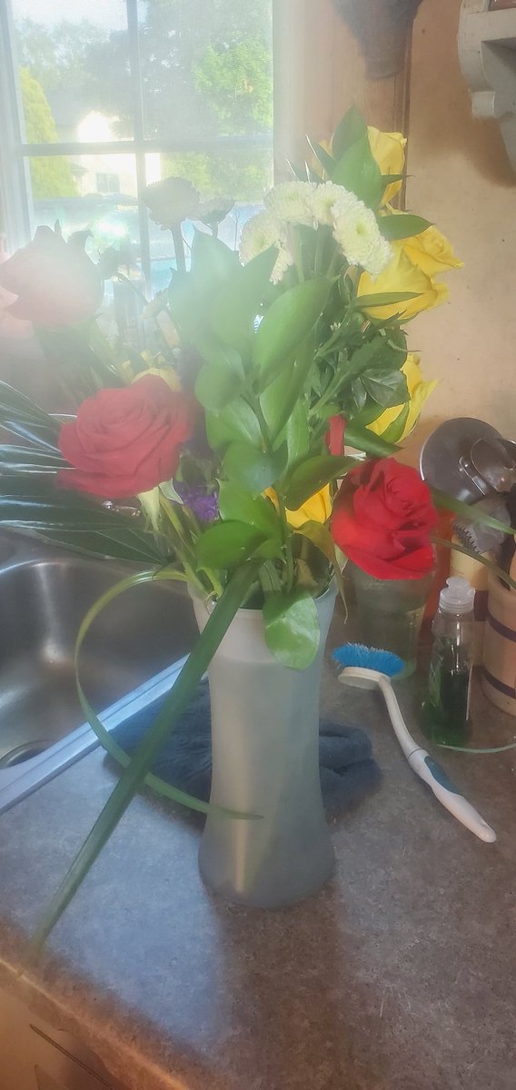 CallieBraun's tweet photo. Got flowers for my birthday so happy!!! https://t.co/KiBDAAK16v