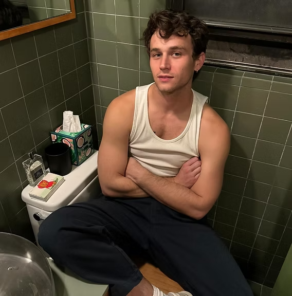 seriesemcena's tweet photo. Brandon Flynn, abertamente gay, afirmou que nunca escondeu sua sexualidade por causa da carreira:

“Eu me assumi gay aos 14 anos. Nunca voltei para o armário. Nunca encarei minha sexualidade como algo a ser mudado em função da minha carreira. Quando eu tinha 22 anos e me vi sob os holofotes, continuei sendo quem eu era e sempre serei.”