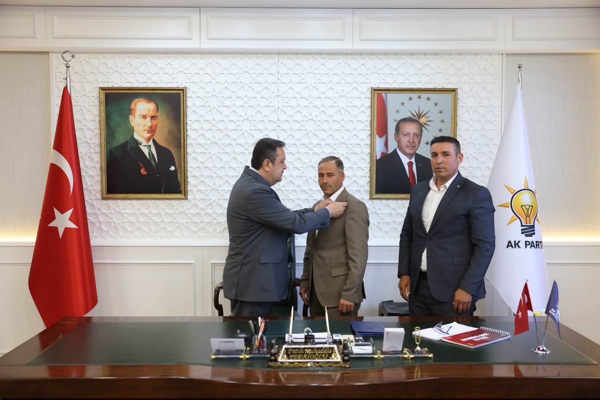 AkYavuzeli's tweet photo. Yeniden Refah Partisi’nden istifa ederek AK Parti ailemize katılan Büyükşehir belediye meclis üyesi Mehmet Güzel’e, İl Başkanımız Fatih Muhaddis Fedaioğlu tarafından parti rozetimiz takıldı.
Kendisine hoş geldiniz diyoruz.@fmfedaioglu @FARUKGUZELBEY2 @fyzllhkilic1 https://t.co/AgC9uY5ObI