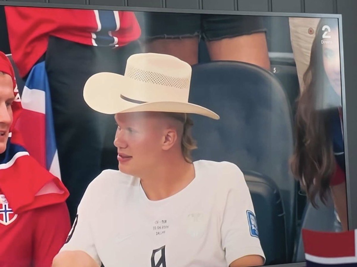 ranheim94's tweet photo. Når du akkurat har slått Elfenbenkysten 2-1, men skal på countryfestival på Vinstra etterpå. https://t.co/VlHqk0IJjs