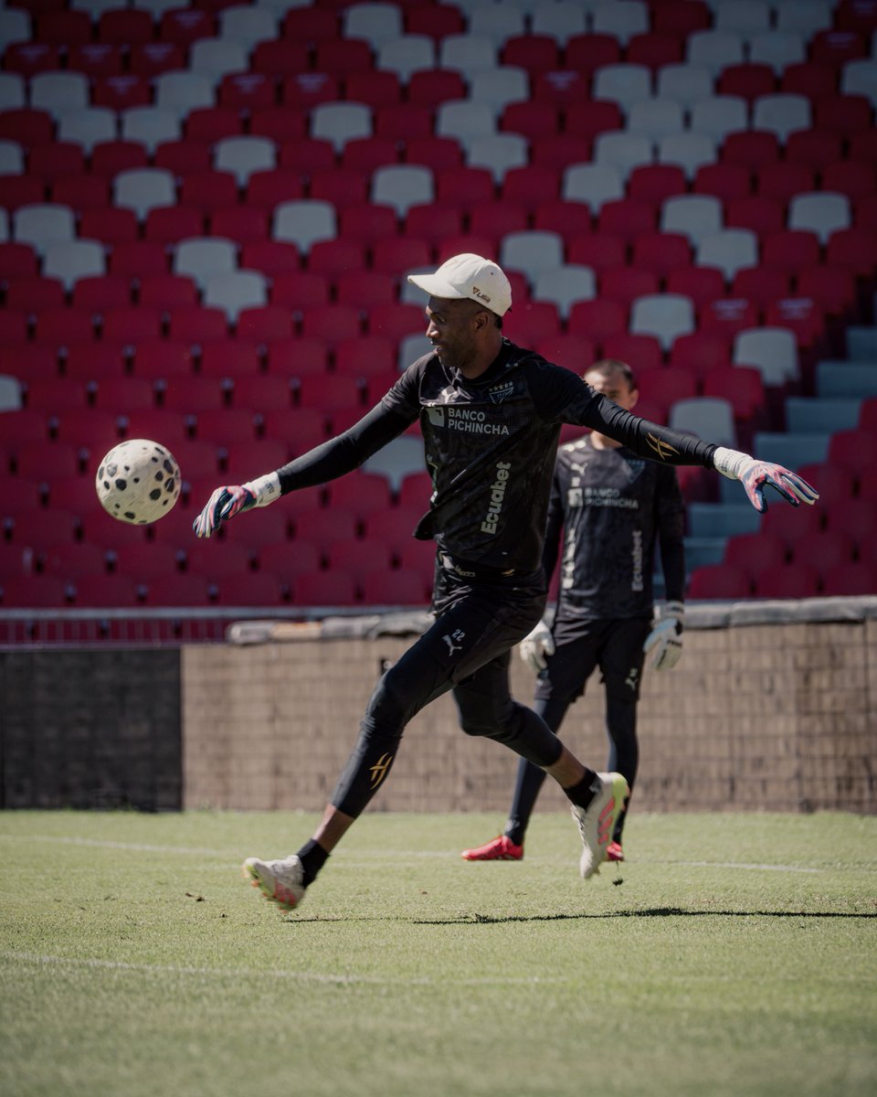 LDU_Oficial's tweet photo. Último entrenamiento previo al 🆚 #LIGAOrense🧤

⚔️ La misma misión de siempre: proteger el arco 

#ArquerosAlbos https://t.co/ZO5r10dKRS