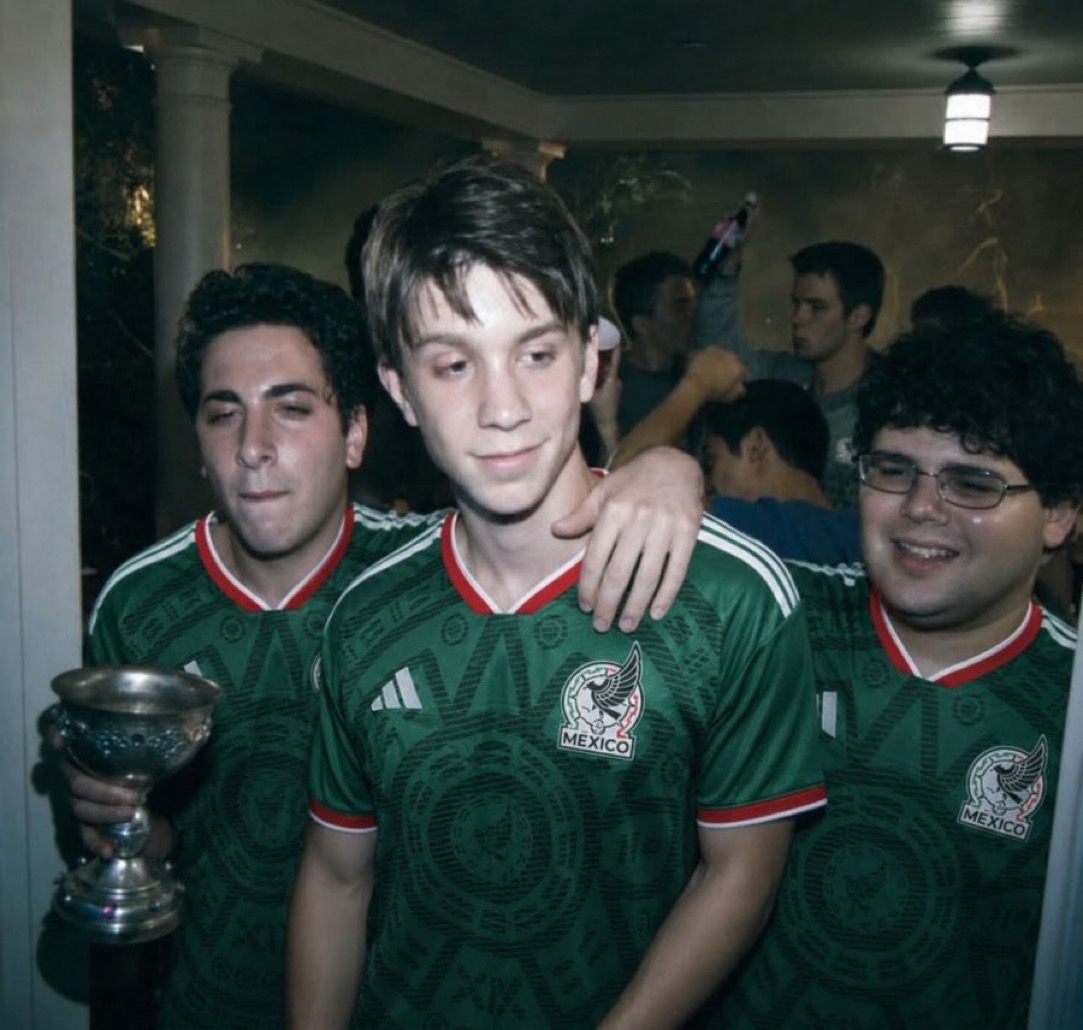 Guarromantico_'s tweet photo. El Ángel cada que juega México: https://t.co/SHw6AeH04I