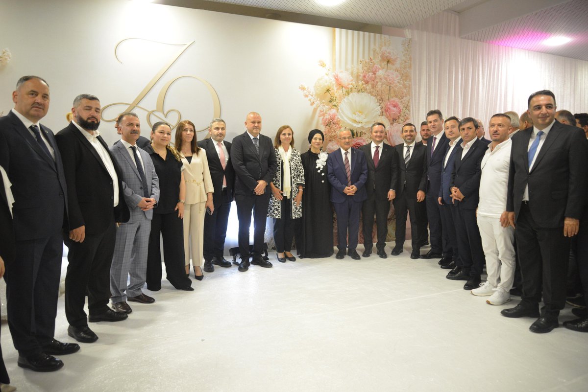 ozdemirsamet's tweet photo. 📍Ankara

Ordu Büyükşehir Belediye Başkanımız Sayın Dr. Mehmet Hilmi Güler’in kıymetli kızı Zişan ile Ozan Özcan kardeşimizin nikâh akdine şahitlik ettik.

Rabbim genç çiftimize iki cihan saadeti nasip eylesin. Sayın Başkanımızı, kıymetli ailesini ve Özcan ailesini tebrik ediyor, bu hayırlı birlikteliğin daim olmasını temenni ediyorum.