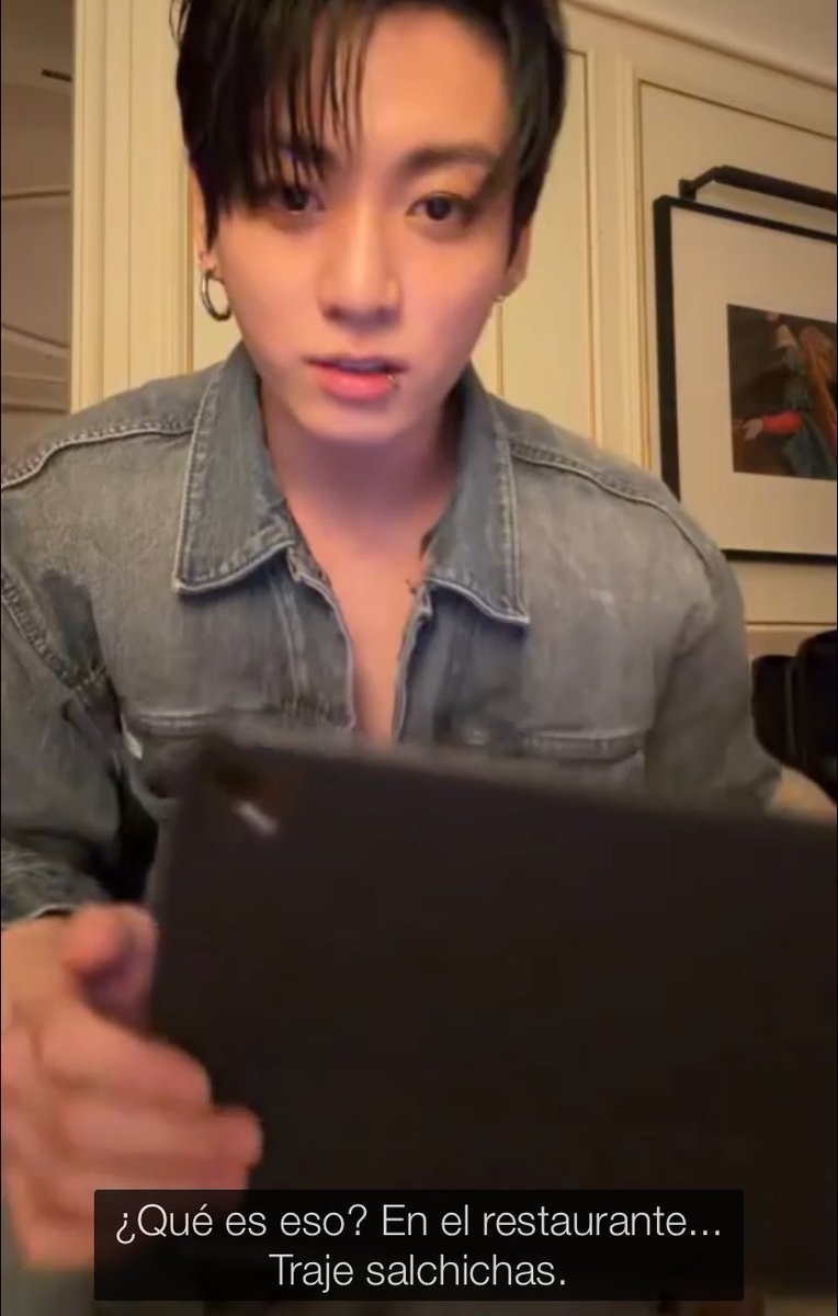 jingoodly's tweet photo. lo que jungkook comia el día del live era chorizo, apenas ponga un pie en suelo argentino se clava un choripan https://t.co/Zm8YtP1XkK