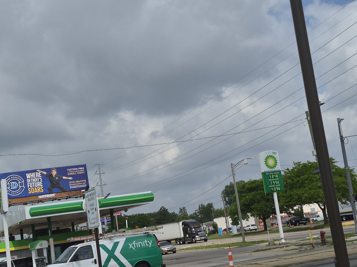 WandaW72574's tweet photo. @atrupar This is in Michigan, how is the gas prices down by .50 damn what is .50 to do nothing cracker https://t.co/QVxZT4mvtr