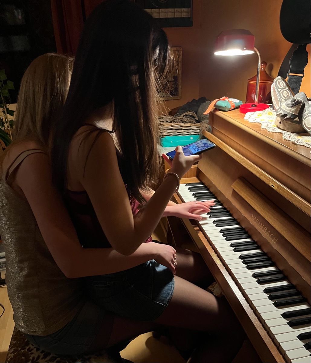 chaleprimas's tweet photo. ‘𝘩𝘰���𝘦𝘺𝘣𝘦𝘦’ — a #twoghosts primas version au em que:
As fraternidades de Jo e Cacau precisam ser juntadas para a reforma em uma das casas, mas ambas se odeiam.
ou
Cacau e Jo, apesar de se odiarem muito, são obrigadas a superarem seus sentimentos em busca da vitória + https://t.co/r1bLAWfqkc