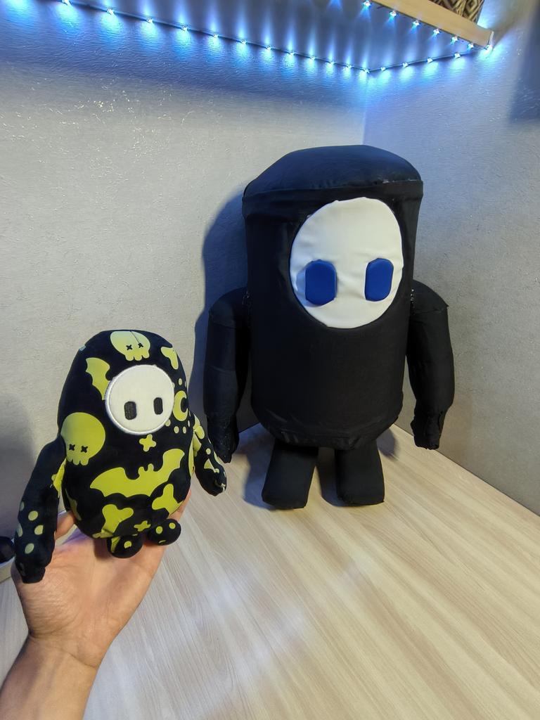Remmmbiii's tweet photo. Hi everyone! I decided to make a bean from Fall Guys irl, and here's how it turned out 👀

It's made of foam rubber and covered with fabric, and yet, it's pretty squishy 🤗 

(Please don't judge the quality. This is my first time doing something like this)
#FallGuys #FallGuysArt https://t.co/HgZymlvfXC