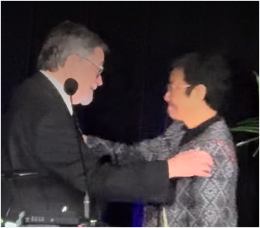 DanielPearlFdn's tweet photo. X
This weekend we were honored to join Maria Ressa as she received the Daniel Pearl Award for Courage and Integrity in Journalism from @lapressclub, introduced by Judea Pearl.

#MariaRessa #DanielPearlAward #TranscendHate   #Journalism #SharedHumanity #DanielPearlFdn https://t.co/WYltX0Bq0E