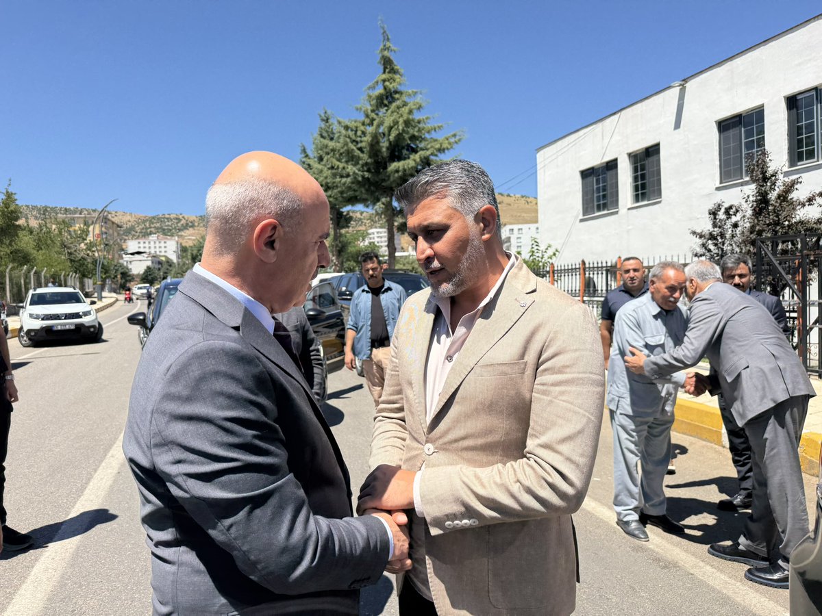 fuatmehmetoglu_'s tweet photo. Diyarbakır İl Emniyet Müdürümüz Sayın Nurettin GÖKDUMAN, Hazro Kaymakamımız Sayın Mehmet Kılıç, Kardelen Otomotiv Yönetim Kurulu Başkanı ve Durmaz Group Onursal Başkanı kıymetli hemşehrimiz Sayın Remzi DURMAZ, RTÜK Diyarbakır Bölge Müdürü Sayın Ömer BUĞDAY, AK Parti Hazro İlçe Başkanımız Sayın Önder Mehmetoğlu, Hazro İlçe Emniyet Amirimiz Sayın Emre Tüysüzoğlu ve Hazro İlçe Tarım Müdürümüz Sayın Özgür Polat belediyemizi ziyaret ederek bizleri onurlandırdılar.

Nazik ziyaretleri ve samimi sohbetleri dolayısıyla kendilerine gönülden teşekkür ediyor, birlik ve beraberlik içerisinde ilçemize hizmet etmeye devam edeceğimizi ifade ediyorum. Kıymetli misafirlerimize çalışmalarında başarılar diliyor, ziyaretlerinden dolayı şükranlarımı sunuyorum.

@DiyarbakirEmn @tchazro @OmerBugday_99 @OMehmetoglu21 @polatozguur