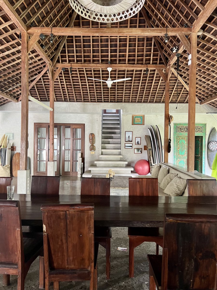 ykidcmyluv's tweet photo. storytime: la pire expérience que j’ai vécu à Bali (avec photos des lieux) 

je vais d’abord poser le contexte et vous décrire comment était ma villa pcq les détails sont très importants 

l’histoire date de 2022, post covid, frontières fermées à Bali à cause des restrictions + quarantaine obligatoire à Jakarta avant d’arriver à Bali. J’y suis allée pr travailler et à l’époque c’était surtout connu comme destination aux meilleurs sunsets (je confirme) et je n’avais pas fait de recherche supplémentaire

j’y ai passé +3 mois, dont le mois de Ramadan en entier, et j’ai commencé à ressentir des choses et vivre des expériences troublantes vers la fin du séjour, à aucun moment j’me suis sentie mal au début bien au contraire j’ai peut-être mm passé les 2 meilleurs mois de ma vie avant ça, mm si j’ai découvert l’existence des offrandes en semaine 2, mais comme je me protège je prie je récite mes adhkars je n’ai pas trop calculé ça sur le moment mm si ça m’avait choqué d’en voir absolument partout 

vers la fin du séjour je ressentais par moments une énergie un peu oppressante mais comme j’étais toujours entourée je n’y prêtais pas bcp attention, et puis je me disais que c’était le manque de la famille qui jouait sûrement pcq je commençais à ressentir que mon cerveau voulait rentrer vite alors que de base je pensais prolonger encore un peu… 

puis un soir, je rentre chez moi solo, sachant que d’habitude y avait tjrs une de mes amies proches indonésienne qui venait à la maison 

je vous mets quelques photos/videos de la villa pour que vs puissiez visualiser là où je rentrais chaque soir: grande villa 4 chambres ouverte, absolument magnifique ds un style balinais 

je vais vous montrer l’accès à ma chambre ainsi que sa disposition sous ce tweet pcq c’est très important aussi, btw le chat sur la 2e photo très important cm détail aussi, il restait tjrs à la villa et aimait bcp venir ds ma chambre