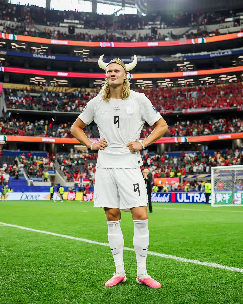 brfootball's tweet photo. Erling Haaland for Norway: 
 
 ▪️ 60 goals in 53 games
▪️ Scored in 13 consecutive competitive games
▪️ 16-game win streak when he’s scored
▪️ Five goals at World Cup—most for a Norwegian men’s player

Keeps making history 🇳🇴 https://t.co/f1LMHmzI6j