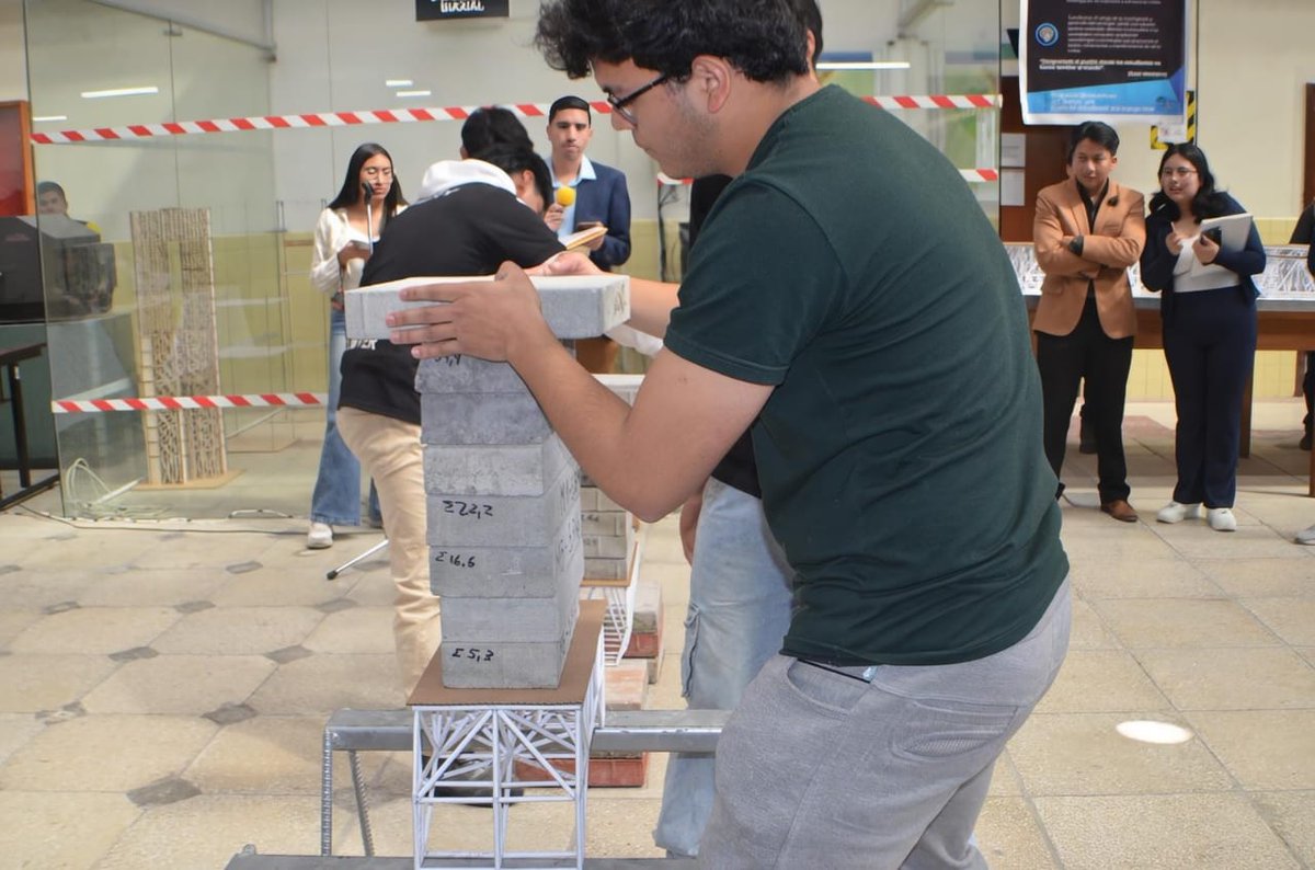 fingca_uce's tweet photo. Se desarrolló con éxito el Concurso de Puentes de Papel de la Carrera de Ingeniería Civil!
Felicitamos a las ganadoras 
 Myriam Uchubanda, Alison Tipas, Mayra Yanchaguano.
Una jornada donde la creatividad, el trabajo en equipo y la ingeniería demostraron su resistencia. 👏 https://t.co/4v9wNd93ly