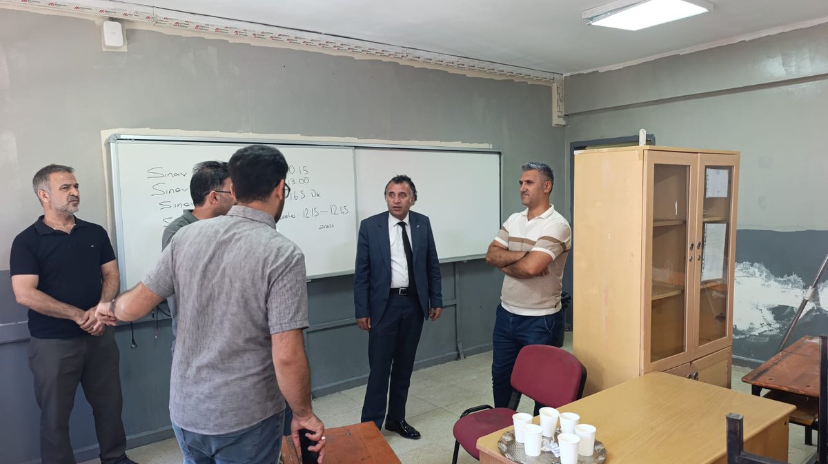 ipekyoluMem's tweet photo. İlçe Millî Eğitim Müdürümüz Sn. Harun YEŞİLOVA, Vankulu Ortaokulunu ziyaret ederek 2026-2027 eğitim öğretim yılı hazırlık çalışmalarını yerinde inceledi.
Ziyaret kapsamında okulda devam eden bakım, onarım ve fiziki iyileştirme çalışmalarını inceleyen Müdürümüz, özellikle sınıflarda yürütülen boya ve düzenleme çalışmalarını değerlendirerek okul yöneticilerinden süreç hakkında bilgi aldı.
Yeni eğitim öğretim yılına öğrencilerimizin daha güvenli, temiz ve modern eğitim ortamlarında başlayabilmesi amacıyla sürdürülen hazırlıkların titizlikle yürütülmesi gerektiğini ifade eden Sn. Harun YEŞİLOVA, eğitim kurumlarımızın fiziki altyapısının güçlendirilmesinin eğitim kalitesine önemli katkı sağladığını belirtti.
İlçe Millî Eğitim Müdürlüğümüz, 2026-2027 eğitim öğretim yılı öncesinde tüm okullarımızda bakım, onarım, boya ve fiziki iyileştirme çalışmalarını yakından takip ederek öğrencilerimizin yeni eğitim öğretim yılına en iyi şartlarda başlamaları için çalışmalarını kararlılıkla sürdürmektedir.

@tcmeb
@tcvanvaliligi
@tufangilan
@bycandiroglu
@YesilovaHarun