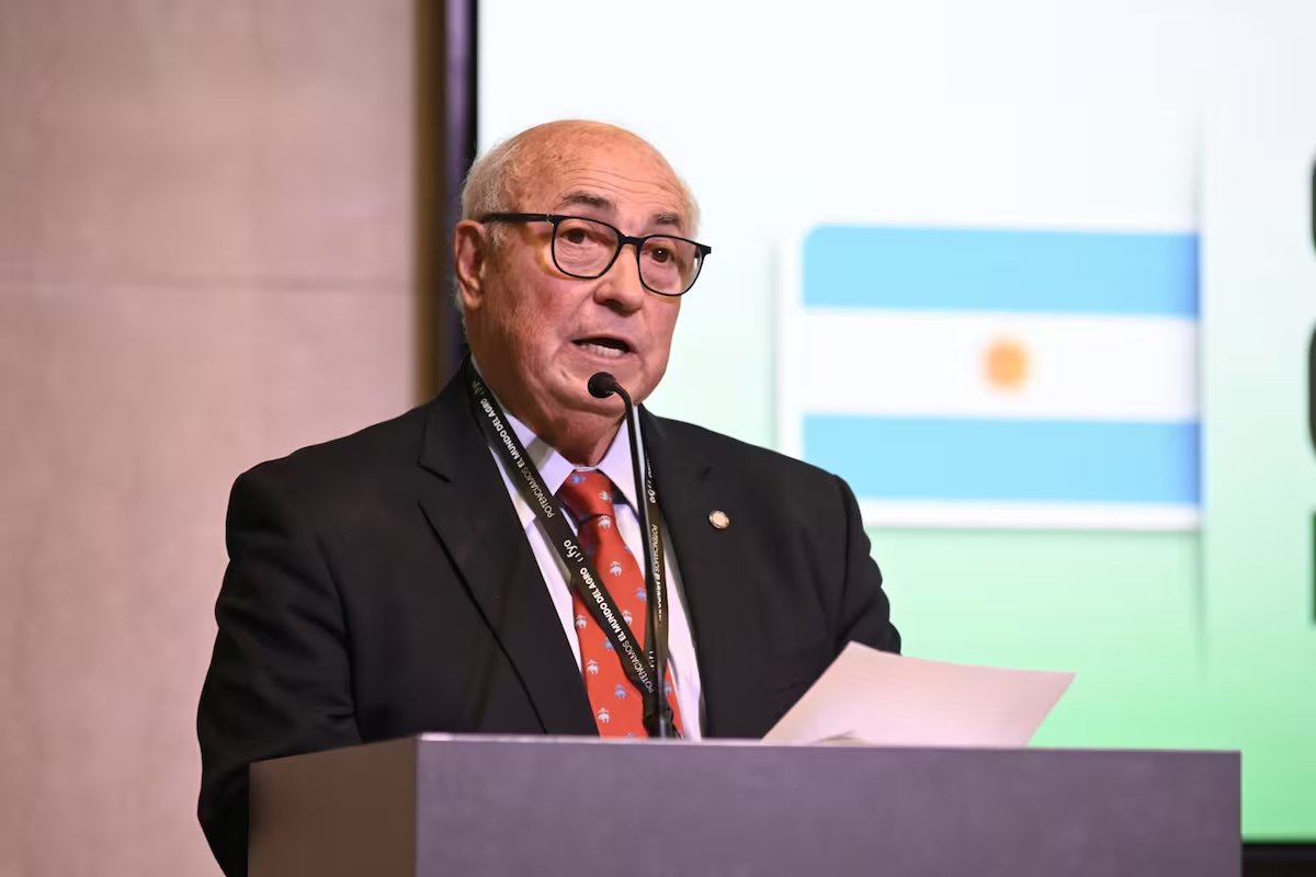 bertellof's tweet photo. "Principal condicionante". 
La cadena de la soja pidió acelerar la baja de las retenciones al cultivo https://t.co/Qt76kV9ixh a través de @LANACION/ https://t.co/pBdN1fmKT3