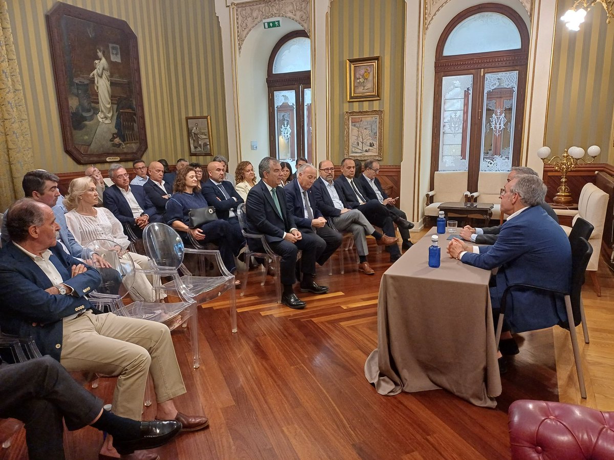 AmbientalRM's tweet photo. El consejero, Juan María Vázquez, asiste al coloquio ‘La universidad de 4ª generación’, organizada por el Círculo de Economía de la Región de Murcia.

Destacando el papel fundamental que las universidades desempeñan para afrontar los desafíos de la sociedad actual. https://t.co/dIslWAtNRx