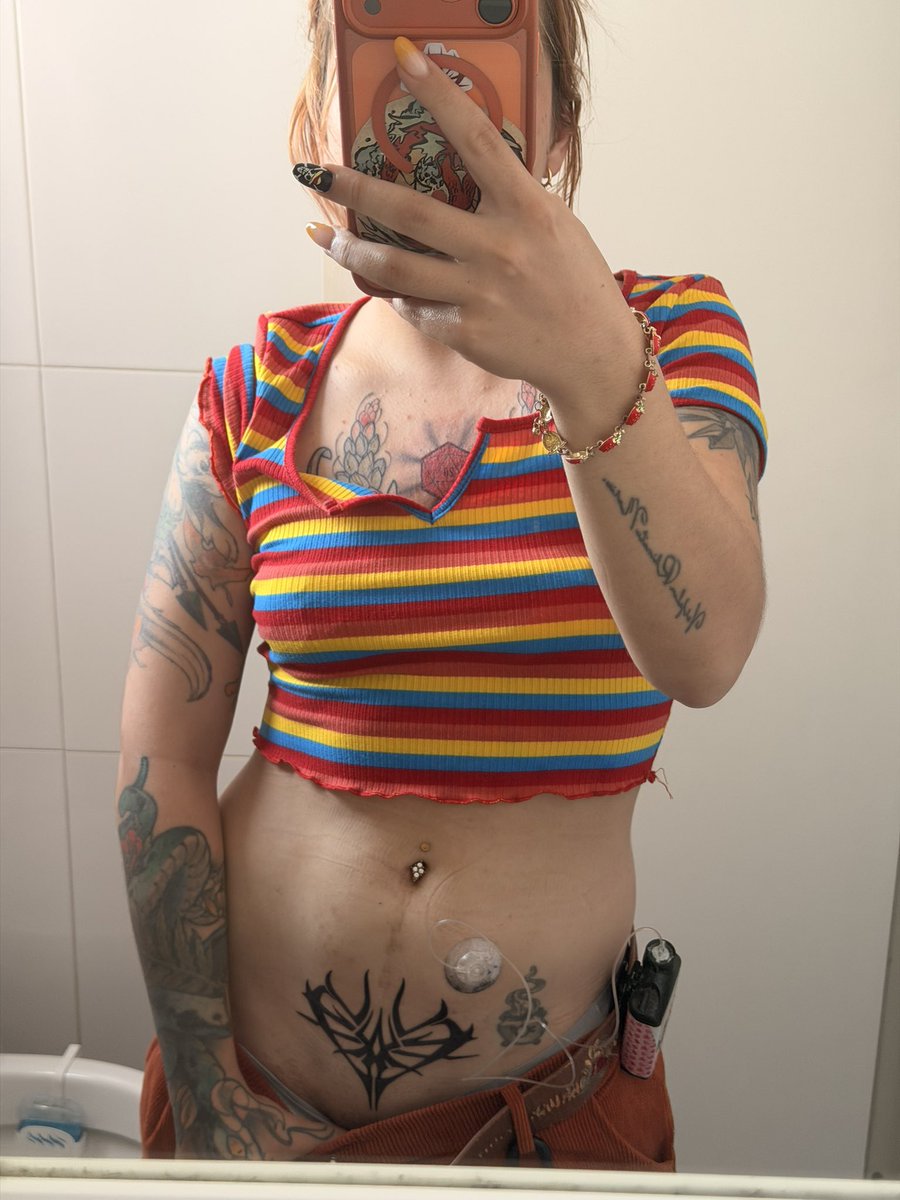 Hurona_Rolera's tweet photo. El tatuaje que se hace Velo sin permiso de Shallan (Radiante la quiere matar) https://t.co/xlmvIyk5iv