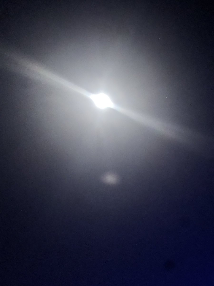 fff20200's tweet photo. مابه حدٍ ما يجمع الزين و الشين
لا تجرحون التربيه و ( الوراثه )

حتى القمر طول الليالي الثلاثين
يـزين في يـومـين و إلا ثـلاثـه https://t.co/Es355Q9dmW