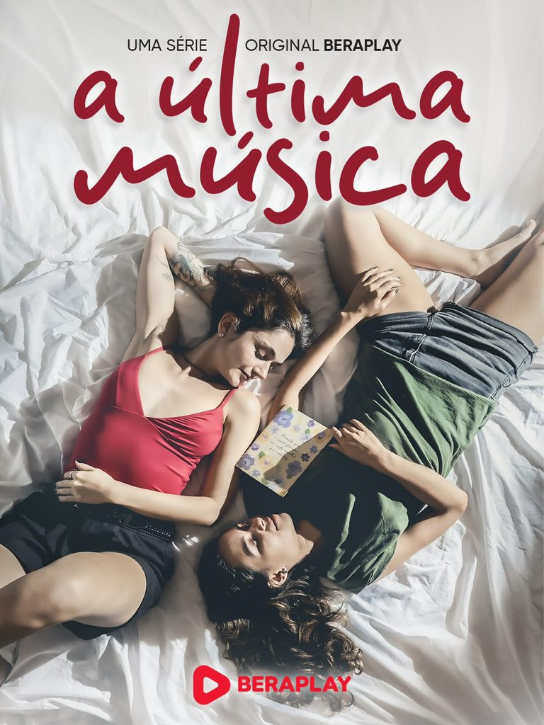 lesbocine's tweet photo. 🎬 VEM AÍ! A Última Música, nova websérie da BeraPlay e spin-off do universo de O Que Não Falamos.

A história acompanha Fabiana, que encontra refúgio na escrita de cartas para alguém que faz parte de seu passado. No entanto, a chegada de Adriana, uma musicista espontânea e inquieta, ameaça a segurança construída em torno de suas lembranças e a obriga a enfrentar sentimentos e palavras que nunca conseguiu expressar.

Entre memórias, novos amores e a arte como forma de reconstrução, a produção aborda temas como ausência, recomeços e as escolhas que definem quem permanece em nossas vidas.

Com roteiro de Mariana Berardinelli, direção artística de Francis Helena Cozta e protagonizada por Mafe Siqueira e Bella Zafira, A Última Música estreia em 30 de julho no canal da BeraPlay.