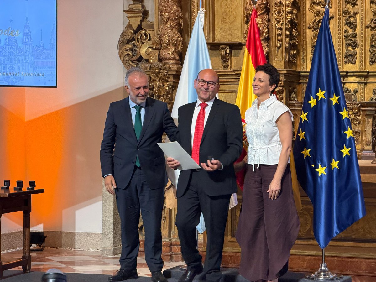 DelegGobCVA's tweet photo. ❤️ Más de 25 años de trabajo haciendo que València sea una tierra que acoge. Enhorabuena, Joan Lluís Aguado, y a todo el equipo de la Oficina de Extranjería. 

🎖️ El distintivo al Mérito al Servicio Público de @territorialgob es vuestro y de toda la gente a la que habéis ayudado. https://t.co/BPcXJIAXBx