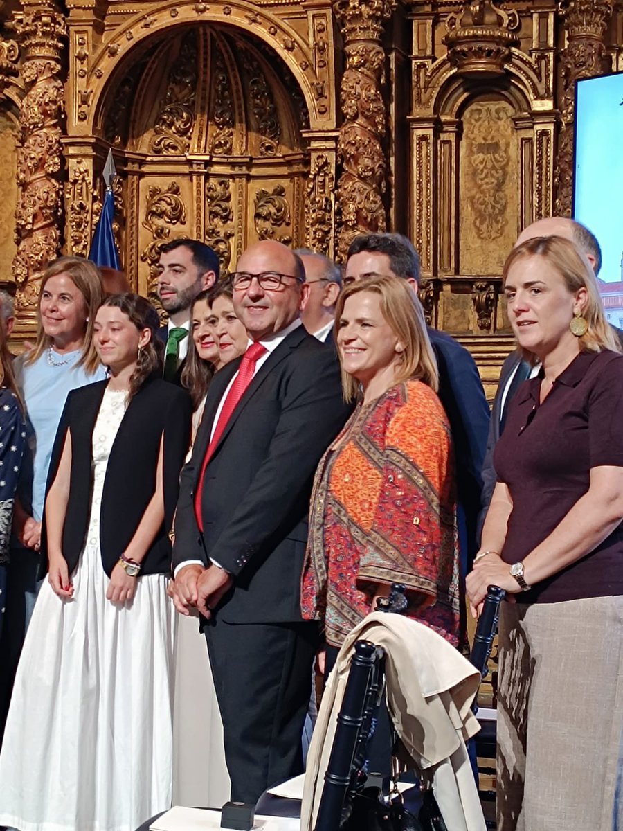 DelegGobCVA's tweet photo. ❤️ Más de 25 años de trabajo haciendo que València sea una tierra que acoge. Enhorabuena, Joan Lluís Aguado, y a todo el equipo de la Oficina de Extranjería. 

🎖️ El distintivo al Mérito al Servicio Público de @territorialgob es vuestro y de toda la gente a la que habéis ayudado. https://t.co/BPcXJIAXBx