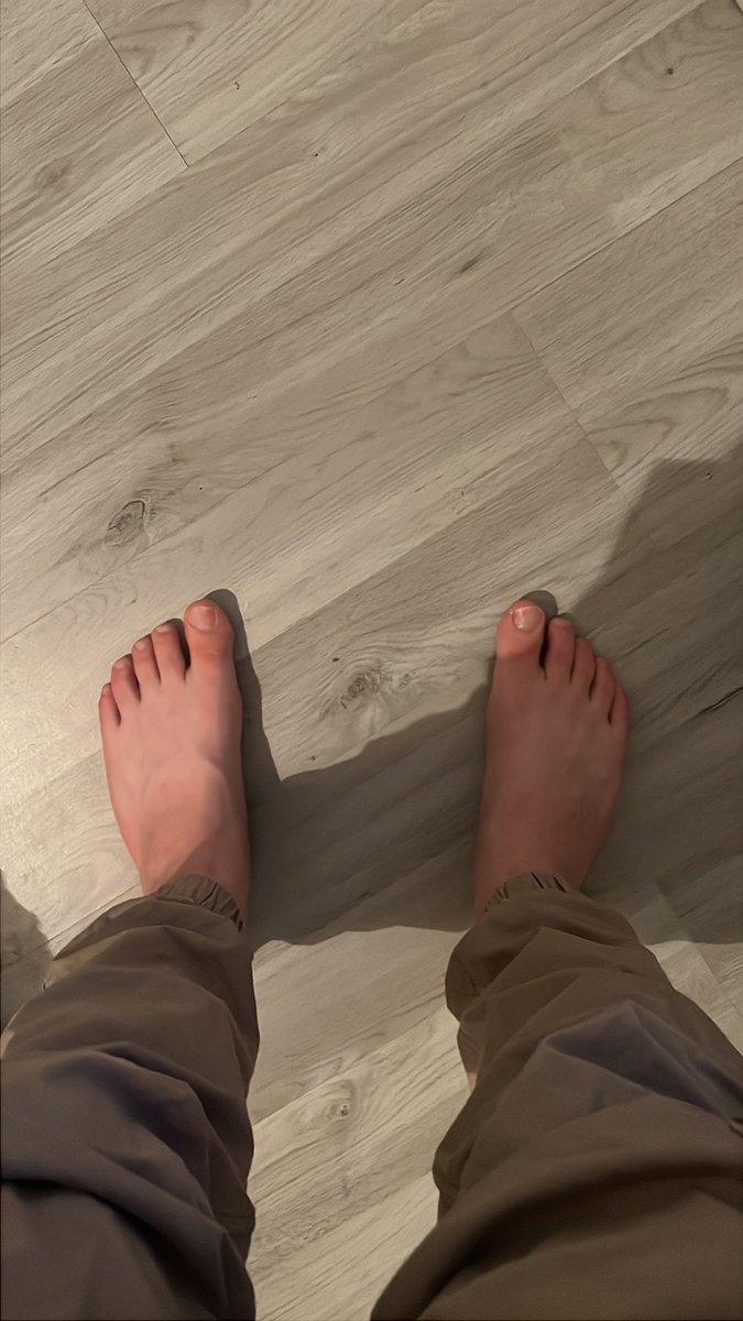 SoleHunterMask's tweet photo. Honestly… better with or without the pants? 🤔👀😛
#feetfetısh #toes #foot https://t.co/ZGT6iU5cBk