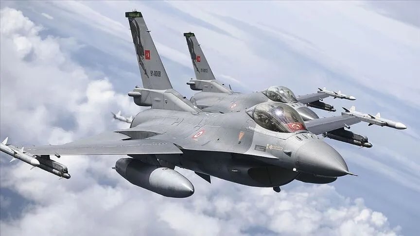 timesofdefencee's tweet photo. SICAK GELİŞME

⭕️Türk F-16’ları, kaçırılma alarmı veren yolcu uçağına refakat etti!

Varşova–Tel Aviv seferini gerçekleştiren LOT Havayolları’na ait yolcu uçağı, Bulgaristan hava sahasında 7500 (uçak kaçırılma) kodu yayınladı.

Uçak daha sonra Türk hava sahasına giriş yaparken, mürettebat herhangi bir olumsuzluk bulunmadığını bildirse de uluslararası havacılık prosedürleri kapsamında gerekli güvenlik tedbirleri devreye alındı.

Bu kapsamda, Türk Hava Kuvvetleri’ne ait iki F-16 savaş uçağı, yolcu uçağına Türk hava sahasına girişinden çıkışına kadar refakat etti.
