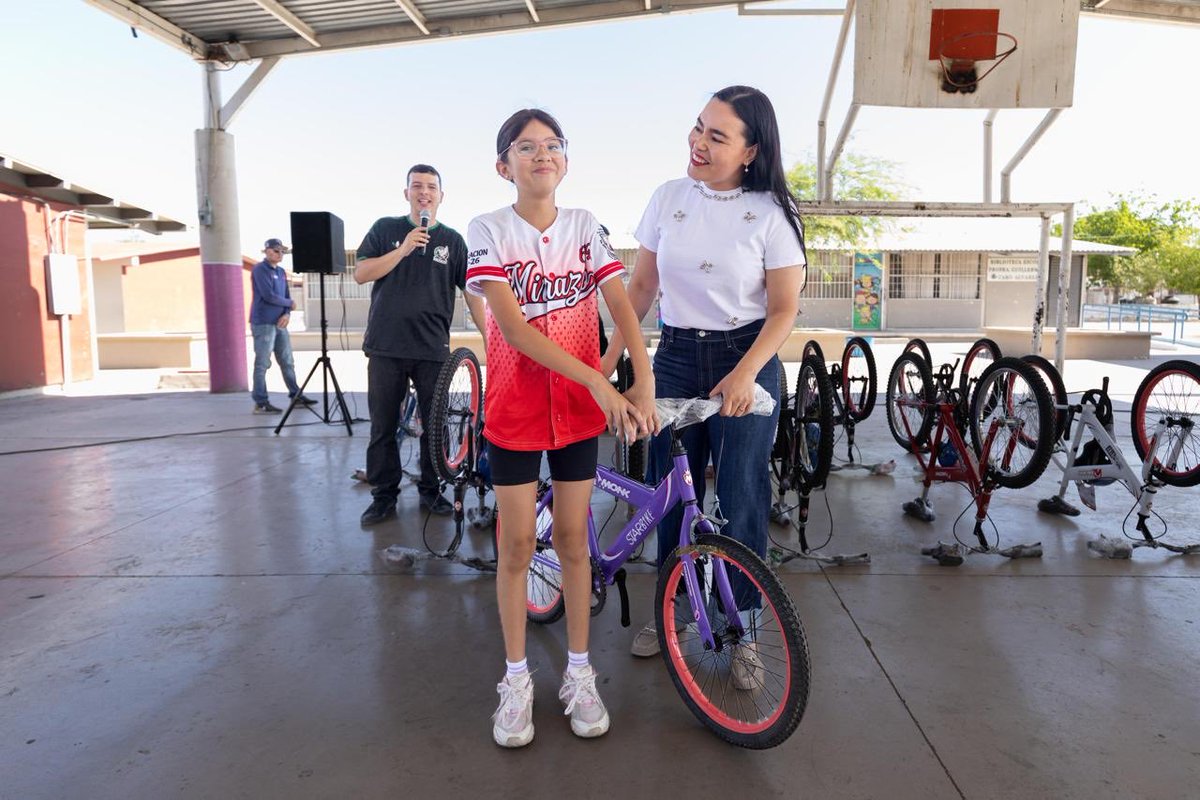 RebecaVzlaA's tweet photo. 🚲✨ ¡Qué increíble día en los Centros de Bienestar Juvenil! Gracias al compromiso de nuestro gobernador @AlfonsoDurazo , entregamos bicicletas a las niñas y niños de la Escuela Manuel Mirazo para que se diviertan, se activen y sigan soñando en grande. 💙🌵🙌 https://t.co/UMEEJ24dMN