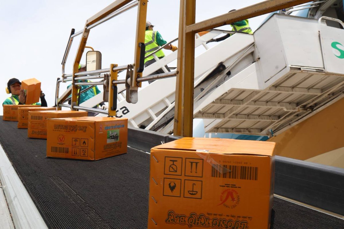 yvangil's tweet photo. Hemos recibido una significativa donación humanitaria de la República Socialista de Vietnam, destinada a aliviar la situación de nuestra población afectada por los devastadores terremotos. A siete días de estos trágicos eventos, continuamos recibiendo muestras de solidaridad y apoyo internacional, mientras los equipos de rescate, tanto nacionales como internacionales, siguen trabajando incansablemente para salvar vidas y recuperar a nuestros seres queridos.