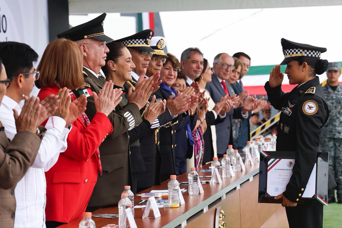 r_velascoa's tweet photo. Desde Huehuetoca, Estado de México, acompañamos a la presidenta Claudia Sheinbaum en la ceremonia del 7° Aniversario de la Guardia Nacional. Junto a compañeros del gabinete legal y ampliado, conmemoramos a miles de mujeres y hombres que con valentía, disciplina y dignidad dedican su vida a proteger la de los demás.

Todo nuestro reconocimiento a aquellas y aquellos pilares fundamentales para la construcción de la paz que con esfuerzo cuidan ciudades, carreteras y a las familias mexicanas.