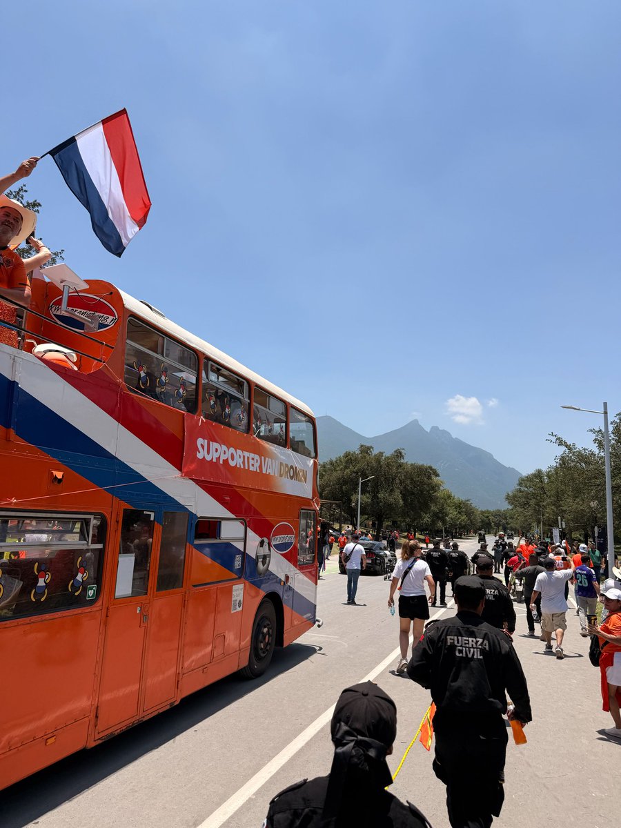 DutchOrangebus's tweet photo. Thanks y'all! Gracias! Dank jullie wel! From all over! Your support!  🧡🫶🏼🚍🔥 

Our message to you:

#oranjebus #dutchorangebus https://t.co/qflhzZS5C9