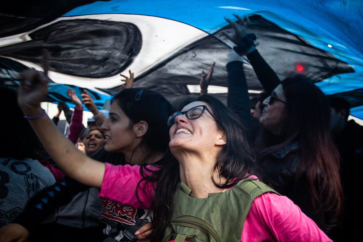 GerardoYomal's tweet photo. "La casta" hace y deshace. Por ahora nadie la frena/Población que sobrevive: entre aplicaciones y vender, canjear cualquier cosa/En primera fila: mujeres sostén.
Invitada: Valeria Caruso autora de La Imaginación Sindical. 
A las 19 El Tren por @belgrano570 .
Foto de @ManoloYomal https://t.co/fZHmb2S5xc