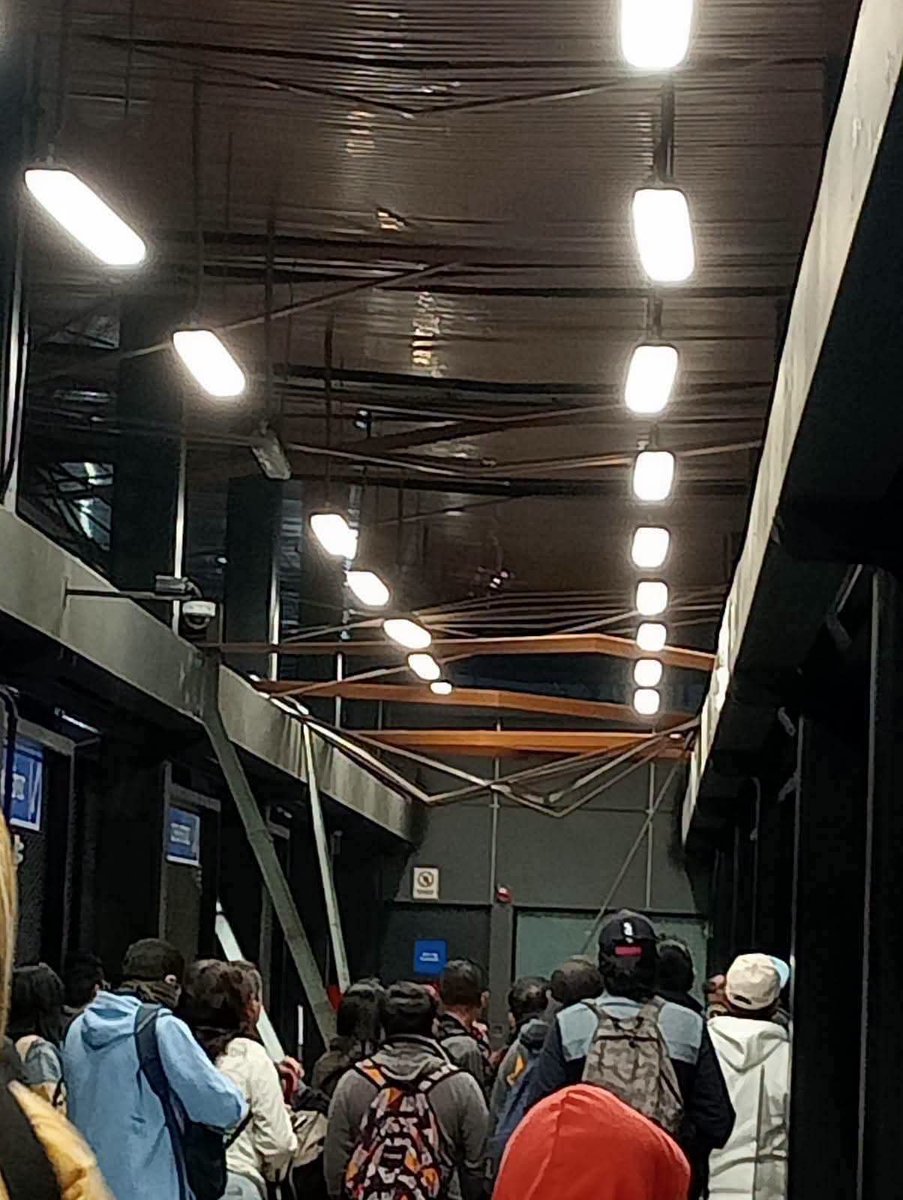 Elrromanov's tweet photo. Cómo que el Trolebús Elevado único en el mundo presenta colapsos únicos en el mundo?? 

Transportes que dignifican a los del oriente del Estado de México pero así aborden los trolebuses entre los escombros https://t.co/TgwcjA4YKg