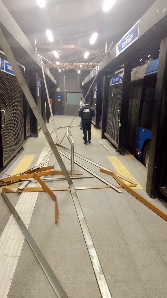 Elrromanov's tweet photo. Cómo que el Trolebús Elevado único en el mundo presenta colapsos únicos en el mundo?? 

Transportes que dignifican a los del oriente del Estado de México pero así aborden los trolebuses entre los escombros https://t.co/TgwcjA4YKg