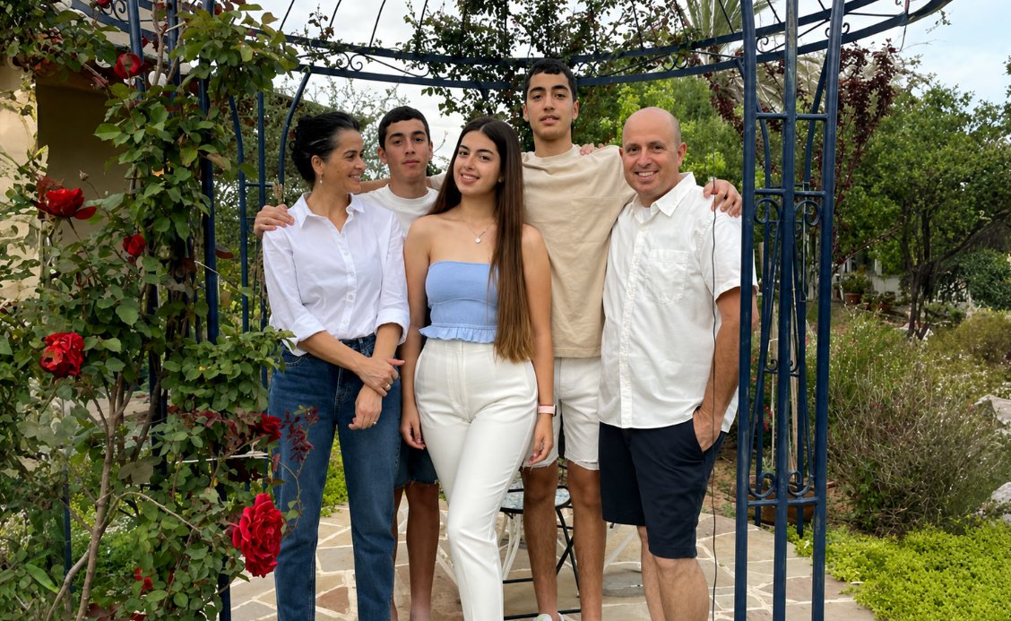 Mazelit_'s tweet photo. HAMAS KILLED THIS ENTIRE FAMILY 

The entire Kutz family — parents Aviv (54) and Livnat (49), and their three kids Rotem (19), Yonatan (17), and Yiftach (15) — were brutally murdered by Hamas terrorists on October 7th. 

They were discovered lying together in an embrace in a bed in their home's safe room.

May their memory be a blessing 💔