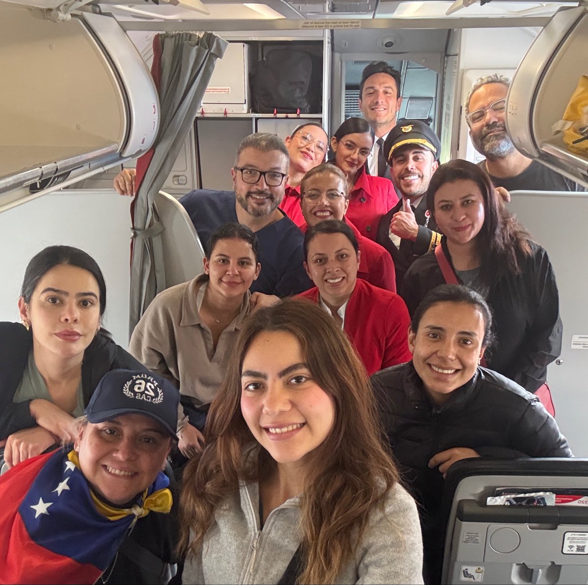 CamiloPrietoVal's tweet photo. Culminamos exitosamente nuestra primera misión médica en Venezuela! Volveremos en pocos días con toda la energía y con más donaciones. Enorme gratitud con @avianca @PatrullaAerea @fundaciontaap @VenezuelaQuilla 🇨🇴❤️🇻🇪 https://t.co/9MiDUAAN1i