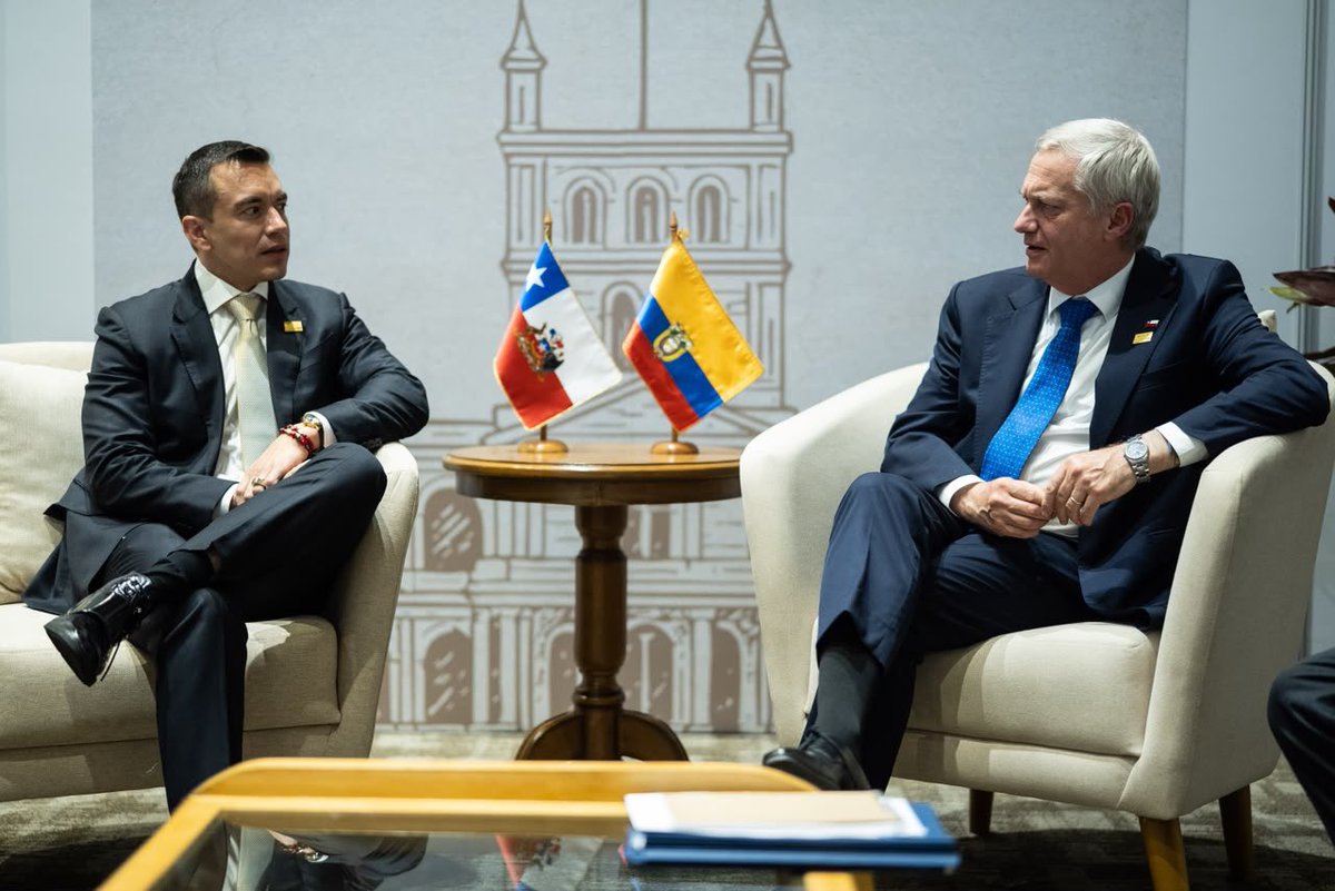 PresidenteKast's tweet photo. Aprovechamos Mercosur para reunirnos con los Presidentes de Brasil, Ecuador y Bolivia. Seguimos fortaleciendo las relaciones y promoviendo una agenda en materia de seguridad y desarrollo económica beneficiosa para todos https://t.co/pIr9lzxdmQ