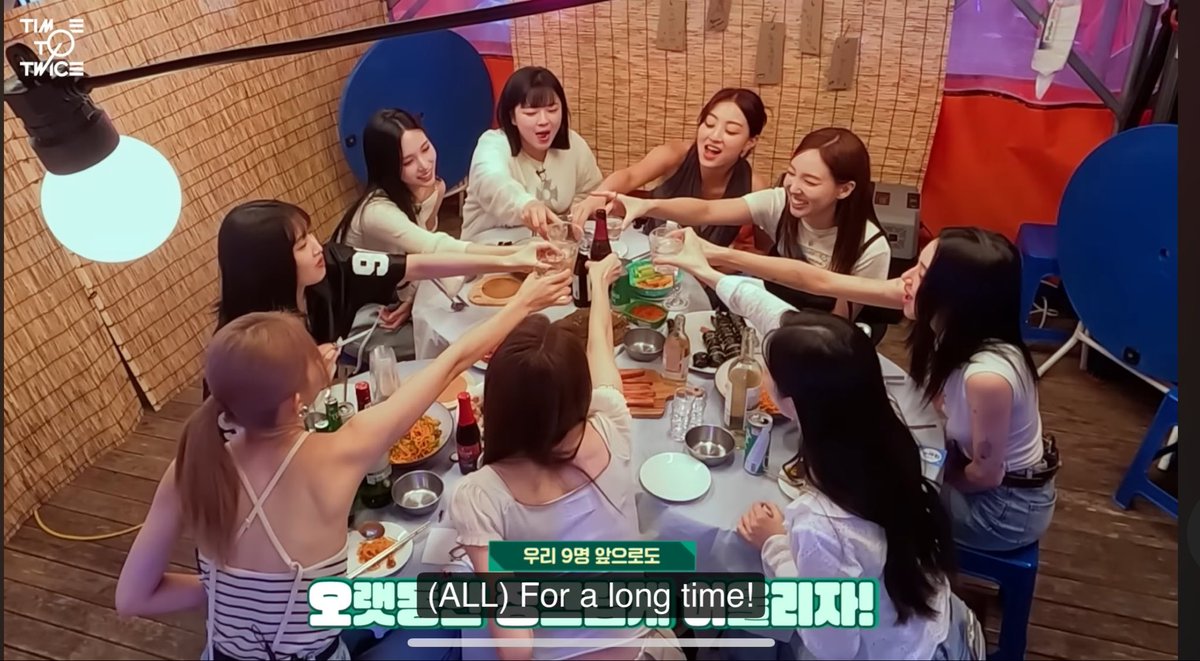 dlwkalss's tweet photo. Sana with members in the basement after renewal https://t.co/GYsY8JLvFQ