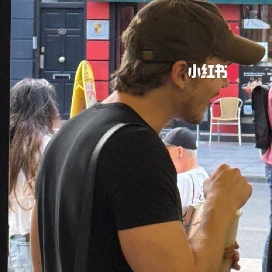 hudsstorrie's tweet photo. PLEASE, I’M LOSING MY MIND OVER A GROWN MAN IN A CAP DRINKING A BEVERAGE THROUGH A STRAW https://t.co/2a8vJQ7Sij