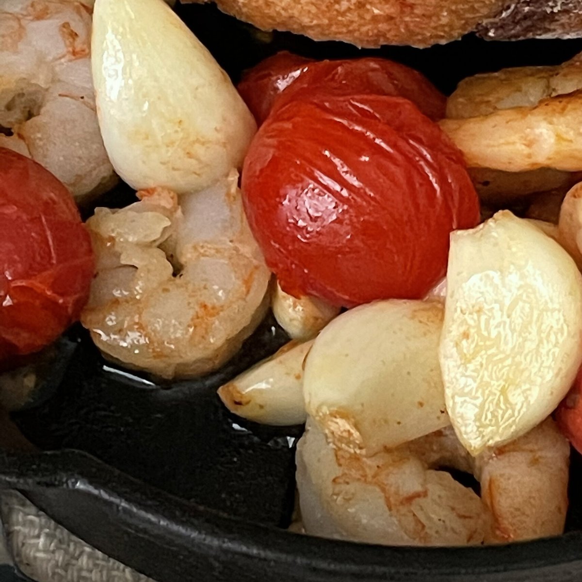 CroisilleY's tweet photo. [Just whipped up garlic butter shrimp pasta in 15 mins! Quick, cozy, and so satisfying for a lazy weeknight. ] https://t.co/mH5YAWYG8H