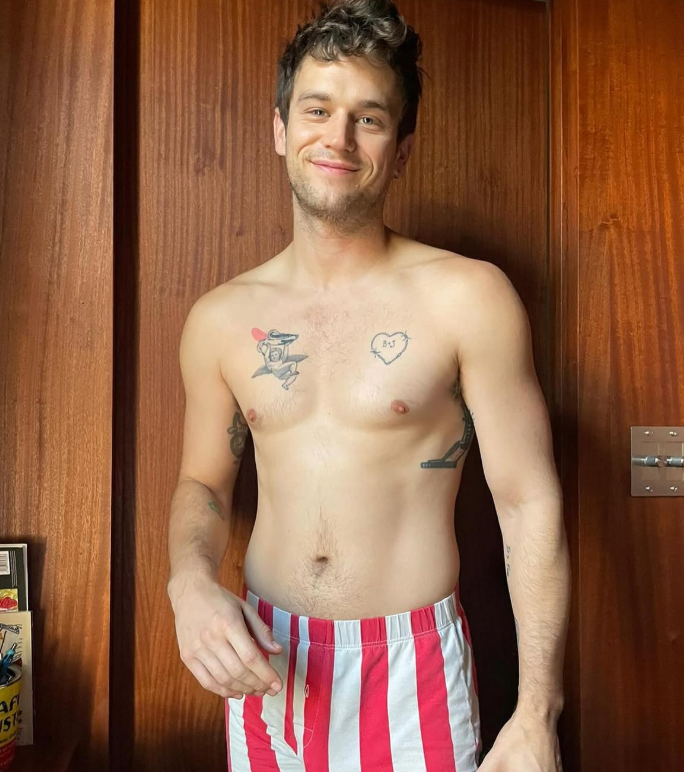 seriesemcena's tweet photo. Brandon Flynn, abertamente gay, afirmou que nunca escondeu sua sexualidade por causa da carreira:

“Eu me assumi gay aos 14 anos. Nunca voltei para o armário. Nunca encarei minha sexualidade como algo a ser mudado em função da minha carreira. Quando eu tinha 22 anos e me vi sob os holofotes, continuei sendo quem eu era e sempre serei.”