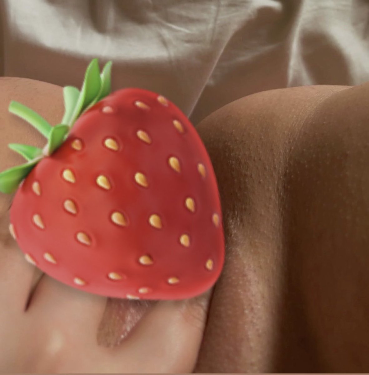 bflyym's tweet photo. Que rosita la tengo 💗

En mi arsmate esta la foto sin filtro 🔥🍓 https://t.co/HUY4O6TU52 y con descuento, solo 3 cupos 💦🦊

https://t.co/HUY4O6TU52

#chilena #arsmate #virałpost https://t.co/Nq2L6lfXwN