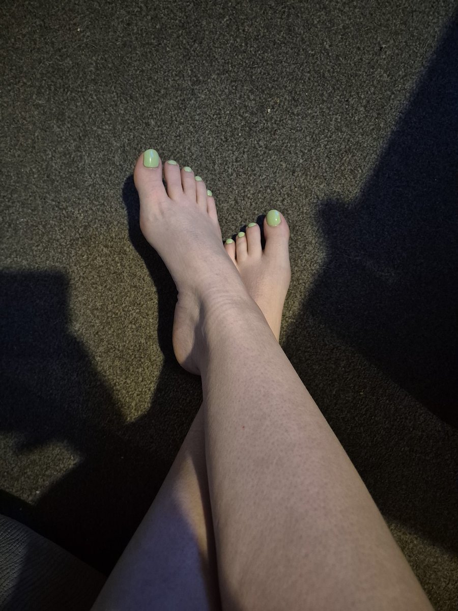 PrettyToesPriv's tweet photo. Obsessed with this colour for summer
#toepolish #polishedtoes #feet #footfetısh #socks #selling https://t.co/Lpjz9otLWa